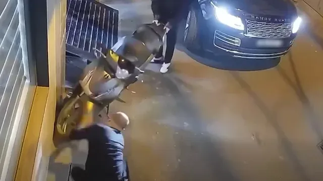 Hoảng hồn xem clip tài xế Range Rover chọc thủng lốp xe máy SH ở Hà Nội