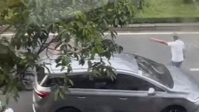 Khởi tố 2 người đi xe máy đánh tài xế ô tô, là ai?