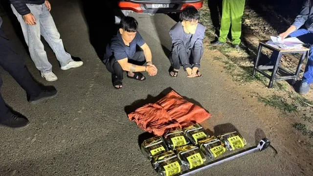 Clip: Bắt 2 đối tượng lái ô tô chở ma túy ở Quảng Trị như phim hành động