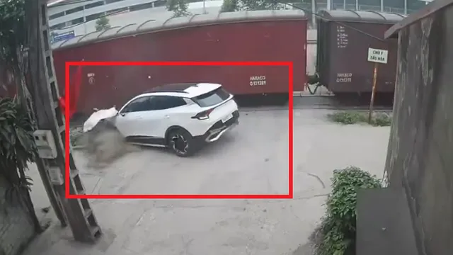 Clip: Lạnh gáy khoảnh khắc tàu hỏa tông văng ô tô, nhiều mảnh vỡ tung tóe
