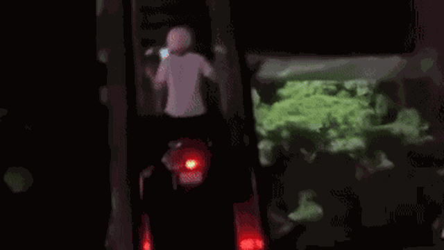 Clip: Cư dân mạng “nín thở” xem người phụ nữ lái xe máy… lên thang cuốn