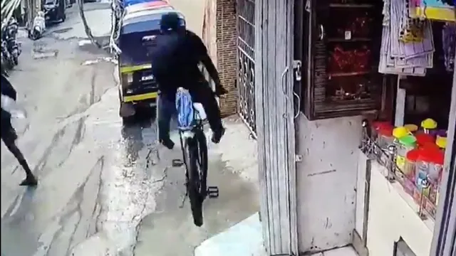 Video: Lái xe đạp với tốc độ cao, nam thanh niên lao vào tường tử vong