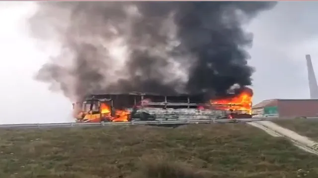 Video: Xe buýt bốc cháy dữ dội trên cao tốc khiến hành khách hoảng loạn