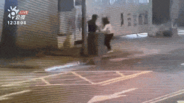 Khoảnh khắc hai người qua đường dũng cảm lao đến cứu cô gái bị kẻ vô gia cư sàm sỡ giữa phố