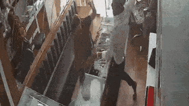 Clip: Giả vờ chọn nữ trang rồi tung bột ớt vào chủ tiệm, người phụ nữ nhận cái kết không ngờ