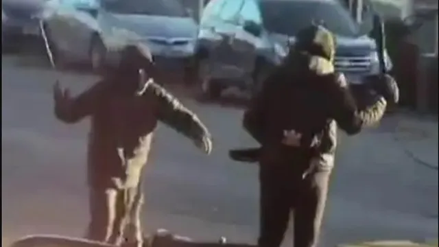 Clip: 3 thiếu niên vác mã tấu "tỉ thí" khiến ai chứng kiến cũng rùng mình