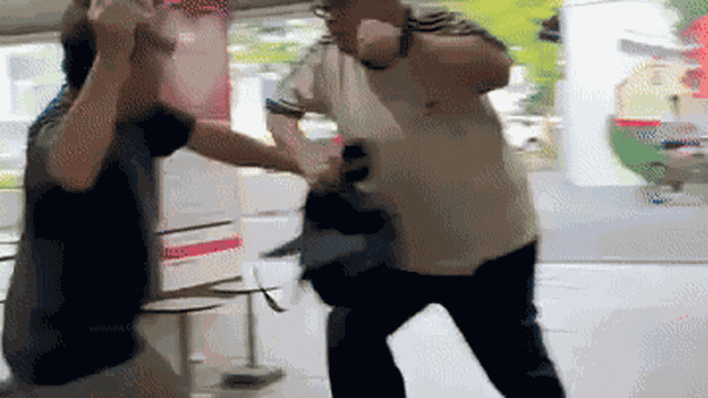 Clip: Cuộc ẩu đả bất ngờ giữa hai người đàn ông lớn tuổi khiến cả khu chợ náo loạn