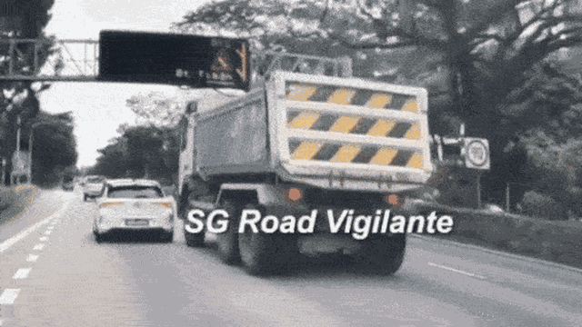 Clip: Va chạm trên cao tốc, xe ben khiến ô tô con "xoay mòng mòng" 180 độ