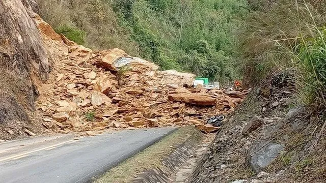 Clip: Thót tim khoảnh khắc sạt lở đất đá nghiêm trọng trên Quốc lộ 6, 3 người nghi bị vùi lấp