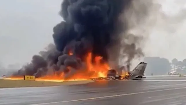 Clip: Khoảnh khắc máy bay lao xuống đất và phát nổ, tất cả hành khách tử vong thương tâm
