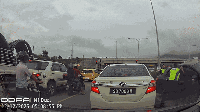 Clip: "Siêu cảnh sát" dùng tay không giật tung cửa xe ô tô như phim hành động