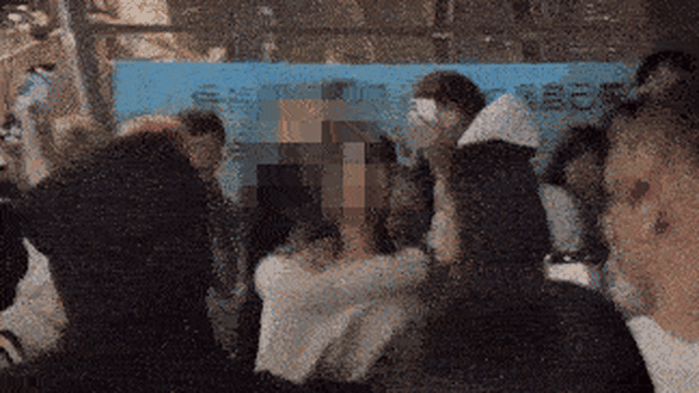 Mâu thuẫn vì tin đồn trên mạng, hai nữ sinh ẩu đả giữa phố