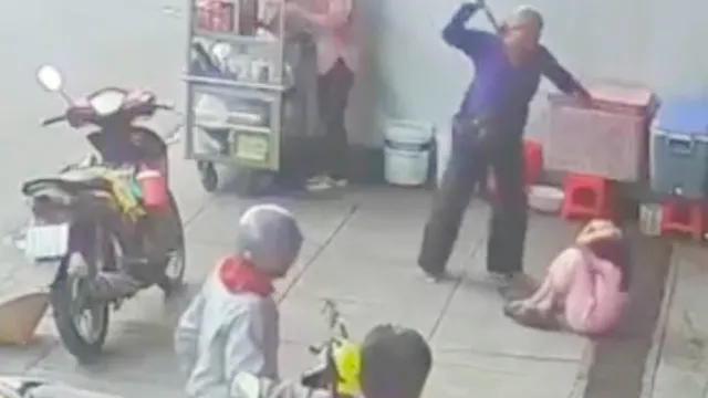 Clip: Cả giận mất khôn, người phụ nữ thành "ác quỷ" khi đánh con gái 9 tuổi giữa đường