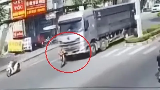 Clip: Đau lòng khoảnh khắc bé trai 13 tuổi đi xe điện va chạm với xe tải tử vong