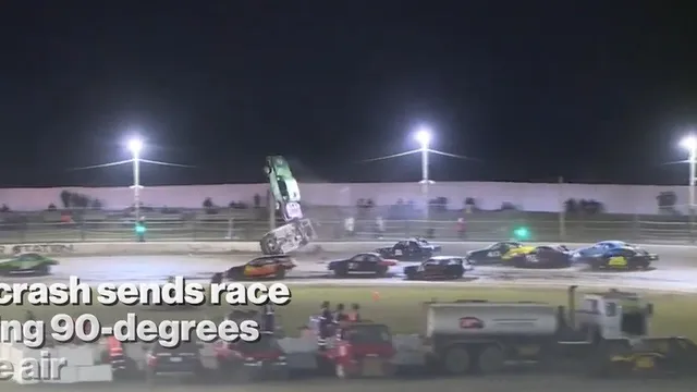 Clip: Khoảnh khắc xe đua bay 90 độ lên không trung sau cú va chạm kinh hoàng