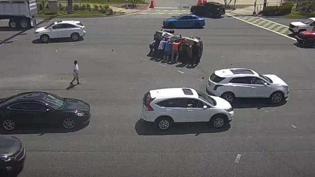 Clip: Xe SUV bị lật nghiêng sau va chạm, người dân hợp lực giải cứu tài xế mắc kẹt