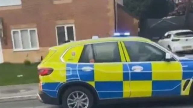 Khoảnh khắc gây sốc: Những đứa trẻ cướp xe cảnh sát khi đang làm nhiệm vụ