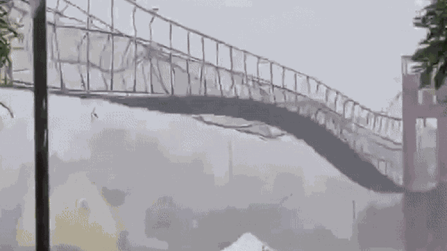 Clip: Khoảnh khắc cây cầu rung lắc dữ dội trong siêu bão Fung-wong ở Philippines