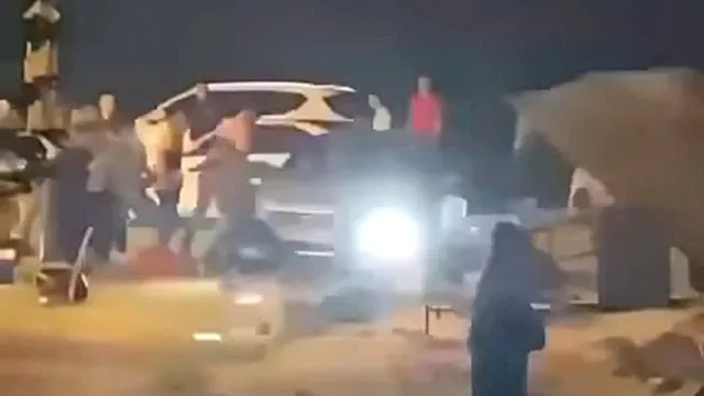 Quay cảnh đốt pháo, không chịu xoá clip, tài xế bị nhiều người tấn công