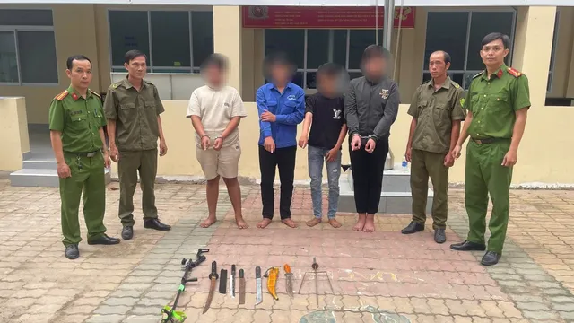 "Nói chuyện" bằng dao tự chế và ná bắn đạn bi, nhóm thiếu niên bị tóm gọn