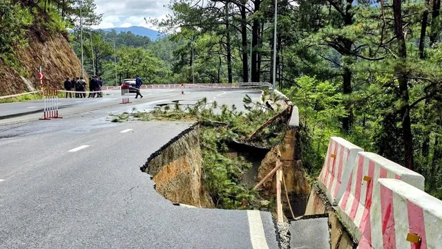 Đèo Prenn sạt lở, xuất hiện vết nứt kéo dài