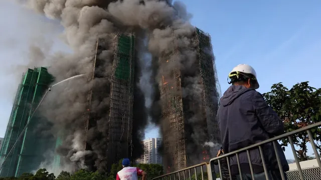 Trung Quốc: Cháy dữ dội tại tòa nhà cao tầng ở Hồng Kông, nhiều người mắc kẹt