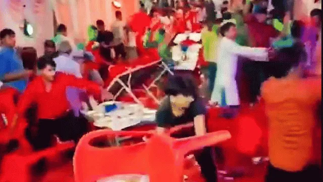 Clip: Tiệc cưới lanh tanh bành do quan viên hai họ "hỗn chiến" vì 1 món ăn