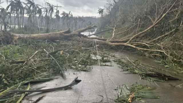 Clip: Kinh hoàng khoảnh khắc siêu bão Man-yi "có khả năng gây thảm họa" ở Philippines với những đợt sóng "chưa từng có"