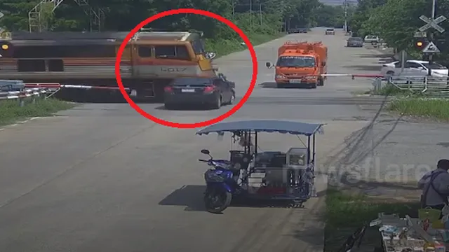 Clip: Kinh hoàng ô tô bị tàu hỏa tông nát đầu, tài xế thoát chết trong gang tấc