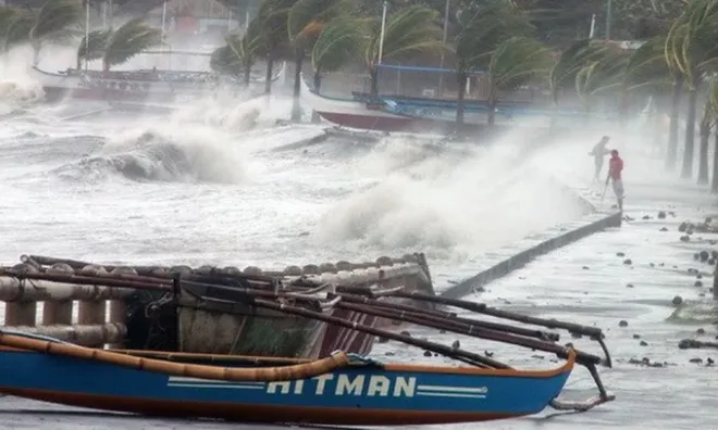 Diễn biến mới nhất cơn bão số 2: Áp sát đất liền, mưa lớn, gió giật mạnh