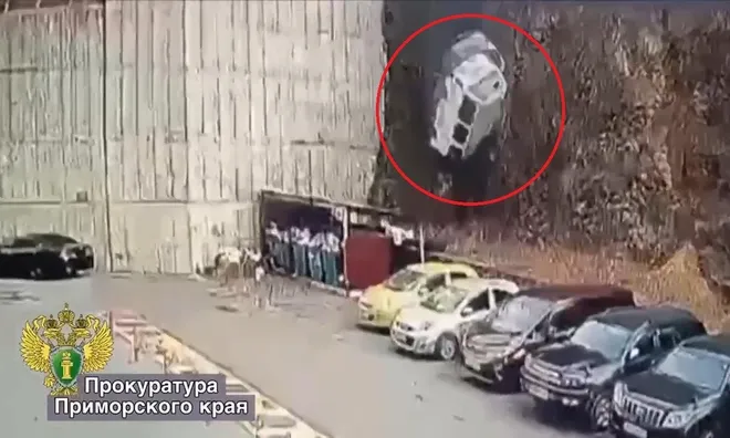Clip: Xe ô tô rơi từ độ cao 12 mét xuống vách đá, 2 người thương vong