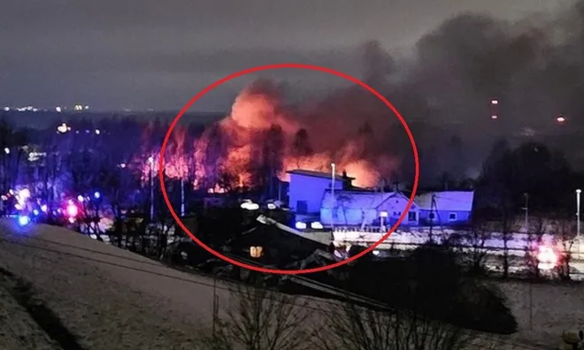 Clip: Thót tim chiếc máy bay suýt chạm trúng căn nhà có 12 người sinh sống rồi bốc cháy ngùn ngụt