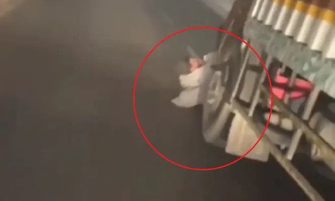 Clip: Người đàn ông la hét, cầu cứu khi đang mắc kẹt dưới gầm xe tải
