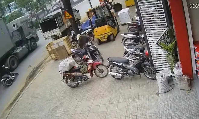 Clip: Xót thương khoảnh khắc nam thanh niên bị xe container cán tử vong ở Hà Nội