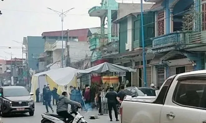 Clip: Hãi hùng cảnh ô tô lao thẳng vào đám tang ở Hải Dương, đâm trúng nhiều người