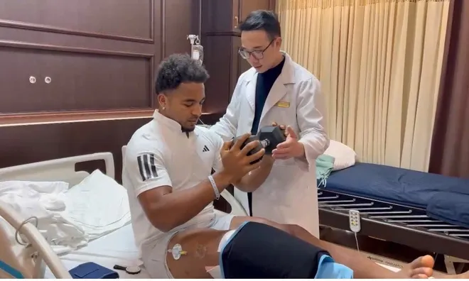 Clip: Nguyễn Xuân Son đã tập tạ tay nhẹ trên giường