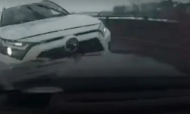 Clip: Tài xế hung hãn lái xe đâm trực diện vào đối phương sau khi xảy ra va chạm nhẹ