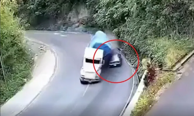 (Clip) Khúc cua tử thần: Xe tải lật nghiêng đè lên ô tô, 5 người bị thương nặng