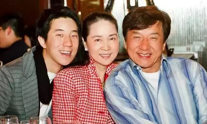 Thành Long tuổi 71: Thừa nhận mắc bệnh tâm lý từ nhỏ và lần hiếm hoi rơi nước mắt vì thấy có lỗi với vợ