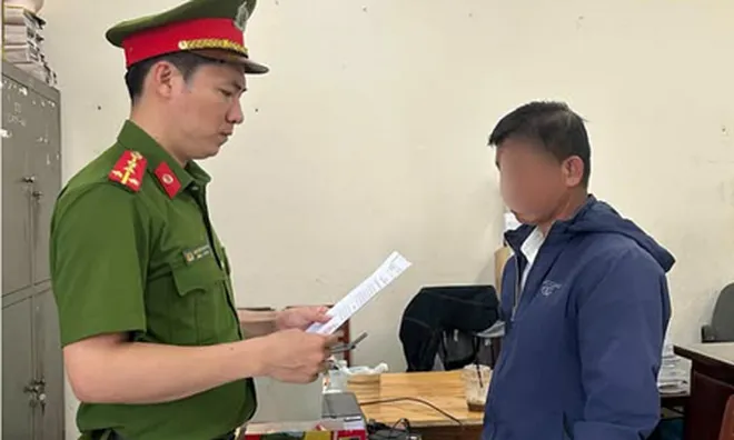 Đi dự tiệc tân gia, Vy Ngọc Dũng mang rựa chém hàng xóm