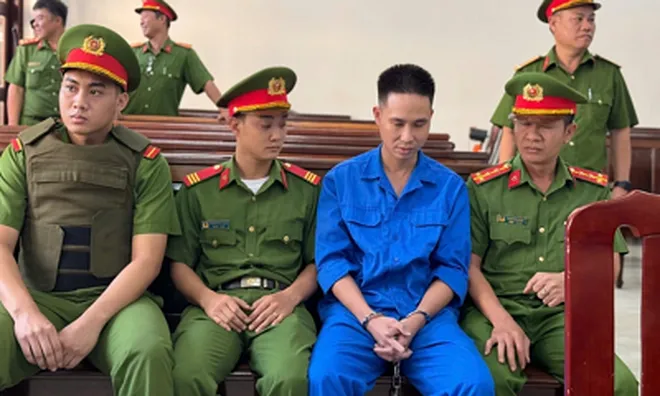 Đang xét xử thảm án 3 người tử vong ở Đồng Nai: Những hình ảnh đầu tiên của bị cáo Lê Sỹ Tùng tại tòa