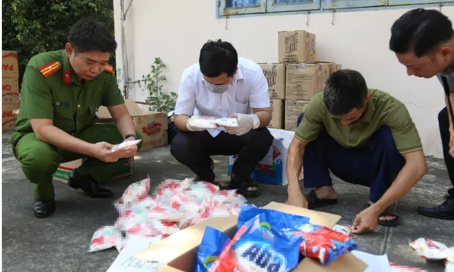 Hé lộ nơi tiêu thụ của “công xưởng” sản xuất nước mắm, bột ngọt, bột nêm giả ở TP.HCM