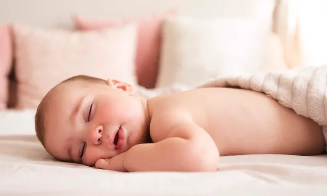 Điện thoại rơi trúng đầu bé 2 tháng tuổi gây chấn thương sọ não