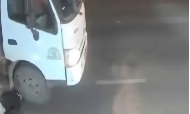 Tài xế xe tải gây tai nạn rồi rời khỏi hiện trường, hành vi nhẫn tâm sau đó khiến dư luận phẫn nộ