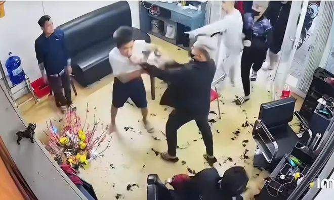 Hưng Yên: Túm cổ, đánh hội đồng giữa tiệm cắt tóc, bị hô “công an đến” vẫn không dừng tay