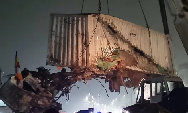 Vụ tàu SE3 tông xe tải ở Hà Nội, 2 người thương vong: Ai phải chịu trách nhiệm?