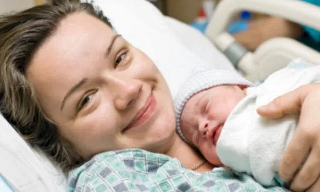 Em bé sơ sinh vừa chào đời, bác sĩ trầm trồ thốt lên " 60 triệu ca mới gặp một ca thế này"