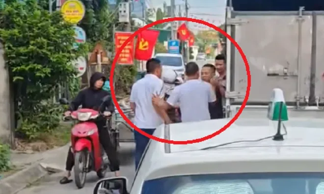 Diễn biến bức xúc vụ tài xế bị đánh giữa phố: Nhổ nước bọt rồi lao vào hành hung