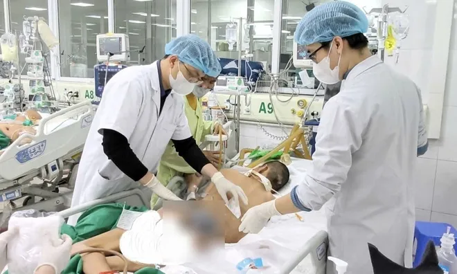 Nam sinh 17 tuổi hoại tử, suy đa tạng nguy kịch chỉ vì nốt mụn nhỏ ở "vòng 3"