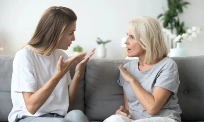 Một tháng chăm mẹ chồng, dọn lại tủ đồ, tôi phát hiện tập giấy tờ khiến tay run lên